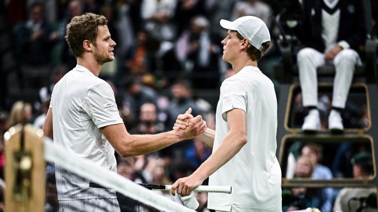 Jannik Sinner (rechts) misst sich mit Yannick Hanfmann. © AFP / BEN STANSALL