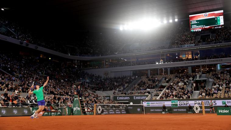 Jannik Sinner wird am Montag wieder unter dem Scheinwerferlicht des Stade Roland Garros aufschlagen. © ANSA / TERESA SUAREZ