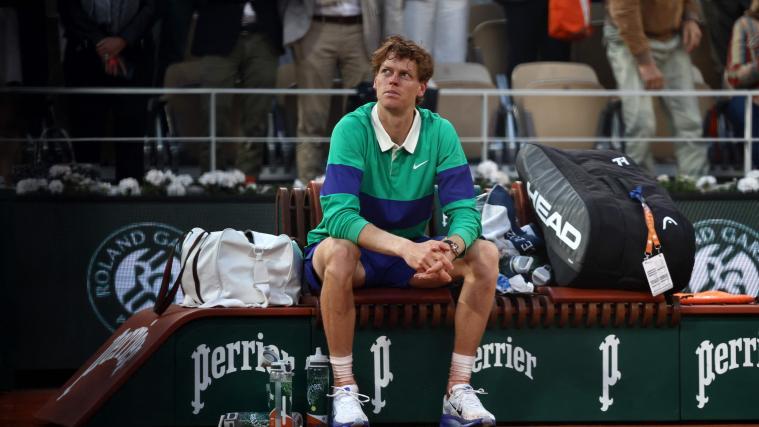 Jannik Sinners Emotionen unmittelbar nach der Finalniederlage. © APA/afp / THIBAUD MORITZ