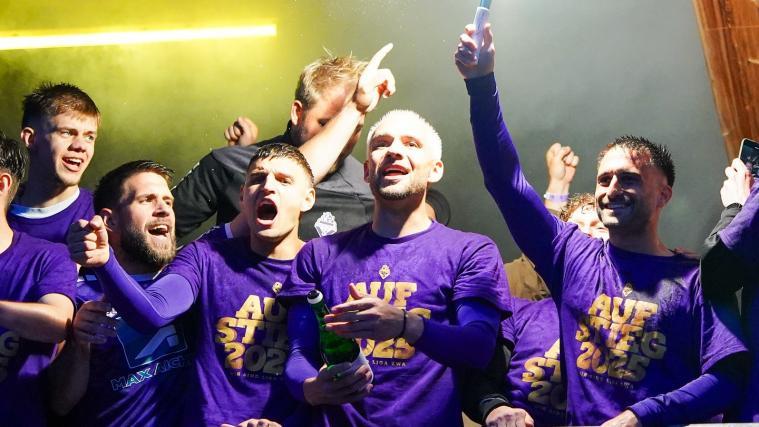 Mathias Theiner (3.v.l.) stieg mit Austria Salzburg in den Profifußball auf. © SV Austria Salzburg