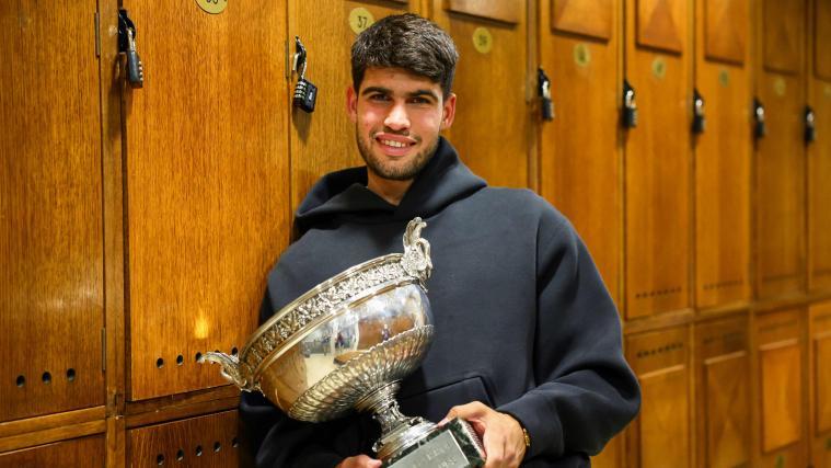 Mit der Trophäe in der Hand: Carlos Alcaraz in Roland Garros. © APA/afp / CLEMENT MAHOUDEAU