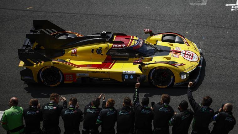 Robert Kubica fuhr mit seinem Ferrari-Boliden als erster über die Ziellinie. © ANSA / YOAN VALAT