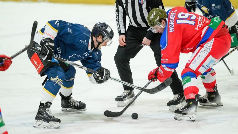 Samuel Moroder (r.) wird weiter in Gröden übers Eis jagen. © Matthäus Kostner