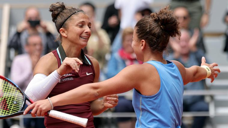 Sara Errani (links) und Jasmine Paolini (rechts) fallen sich in die Arme. © ANSA / TERESA SUAREZ
