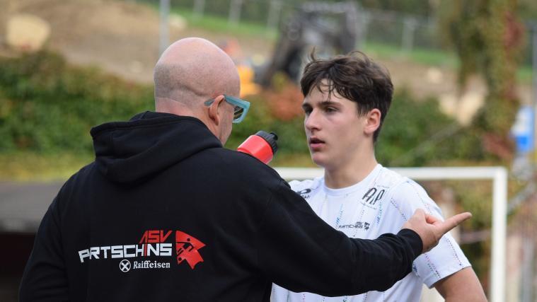 Tizian Stecher (à droite, ici en conversation avec l'entraîneur des Partschins Luca Lomi) jouera à l'avenir pour le FC Obermais. © Sarah Mitterer