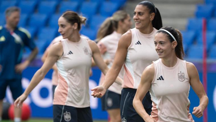 Aitana Bonmatí (r.) und die Spanierinnen gehen leicht favorisiert ins Endspiel. © APA/afp / MIGUEL MEDINA