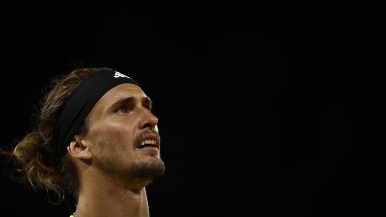 Alexander Zverev  sucht Hilfe. © ANSA / YOAN VALAT