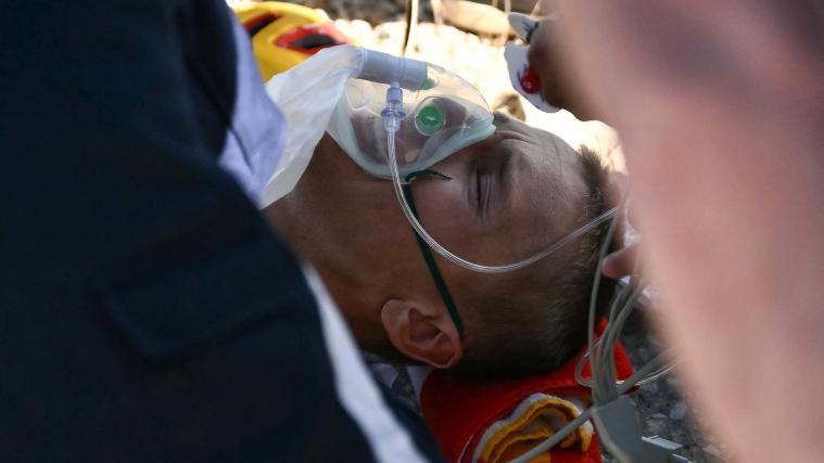 Anwesende Ärzte kümmerten sich sofort um Tobias Halland Johannessen. © APA/afp / MARCO BERTORELLO