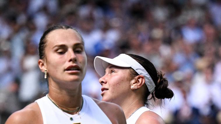 Aryna Sabalenka (links) schied im Halbfinale aus. © APA/afp / KIRILL KUDRYAVTSEV