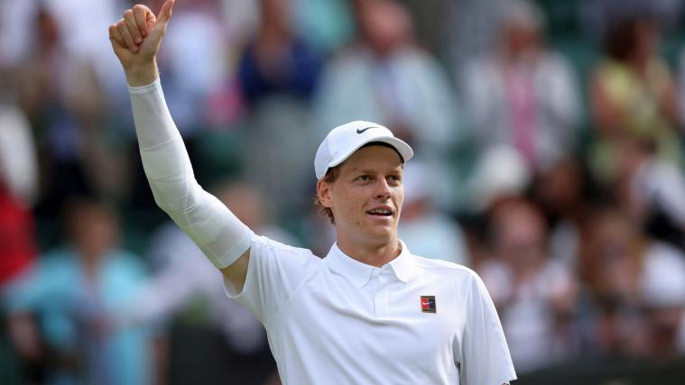 Mit einem beeindruckenden Dreisatz-Sieg gegen Ben Shelton ist Jannik Sinner am Mittwochabend ins Halbfinale von Wimbledon vorgestoßen. Im Audio-Interview mit SportNews gibt sich der 23-jährige Pusterer völlig erleichtert - auch weil es seinem lädierten Arm immer besser geht. Er verrät wie er sich auf das Duell mit Novak Djokovic vorbereitet. © stol