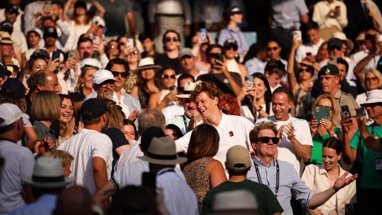 Jannik Sinner ist Wimbledon-Sieger – und hat dadurch Geschichte geschrieben. Nach seinem größten Karrieretriumph stand der Sextner den Journalisten Rede und Antwort – darunter auch Redakteur Stefan Peer, der in Wimbledon vor Ort ist. Auf Südtirolerisch sprach Sinner nicht nur über die schwierigen letzten Monate oder die Bedeutung dieses Triumphs, sondern auch über seine Familie. Und für die hatte der Goldjunge einmal mehr sehr warme Worte übrig. © stol