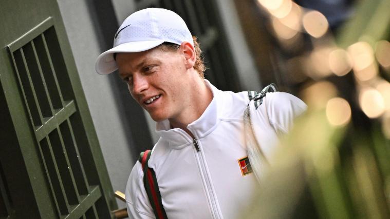 Mit einer grandiosen Vorstellung hat Jannik Sinner am Freitagabend beim vierten Grand-Slam-Turnier in Folge das Finalticket gelöst. Erstmals gelang ihm das in Wimbledon – und das auch noch mit einem glasklaren Sieg gegen die spielende Legende Novak Djokovic. Entsprechend locker gab er sich im Anschluss im SportNews-Gespräch. Als er dabei aufs Endspiel gegen Carlos Alcaraz blickte, verschärfte sich jedoch  sein Ton. © stol