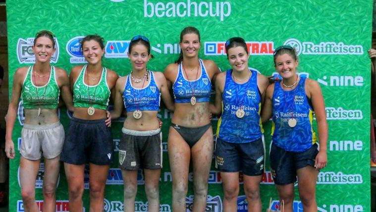 Bei den Damen kletterten Lea  Burgmann und Franzi Baumgartner (Mitte) auf höchste Treppchen. © beachcup.it