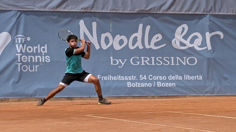 Daniel Lechner (TC Rungg) bei seiner Erstrundenpartie .