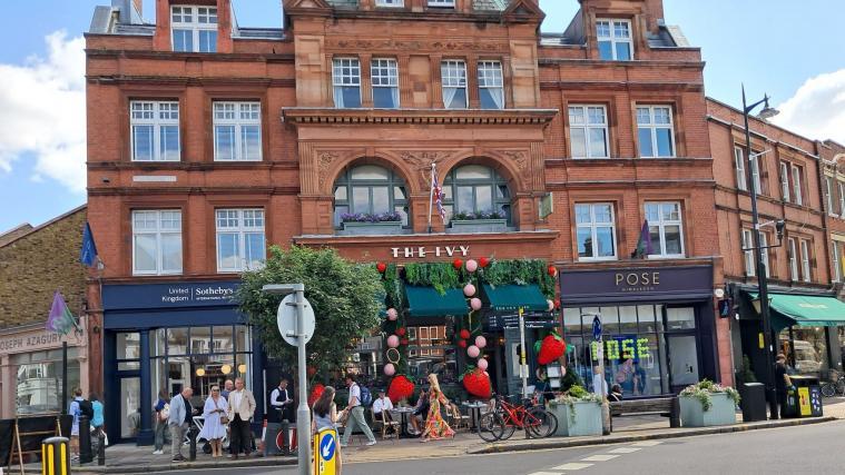 Das Restaurant „The Ivy“ (Efeu) in Wimbledon Village. Von dort biegt die berühmte Church Road zur Tennisanlage ab. © Stefan Peer