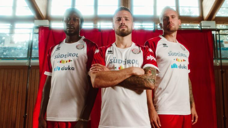 Der FC Südtirol hat sein neues Heimtrikot vorgestellt. © FC Südtirol / Mercurio Studio / Andrea Bedin