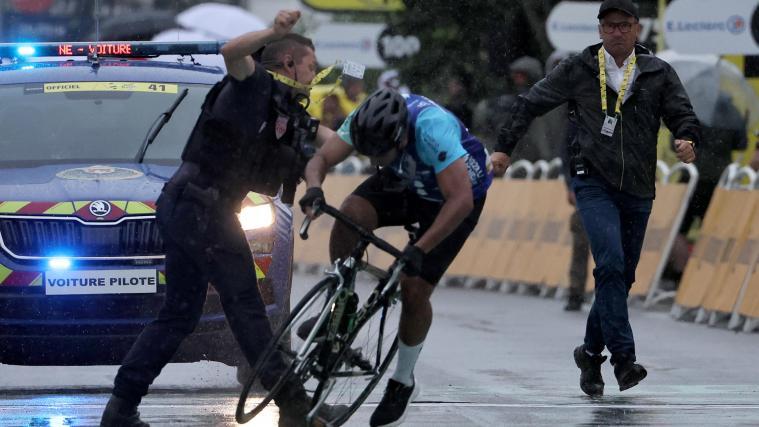 Die Polizei stellte den Störenfried im Zielbereich. © ANSA / CHRISTOPHE PETIT TESSON