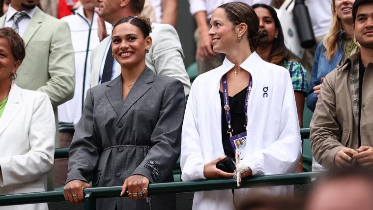 Eine prominente Freundin und die Schwester feuern Ben Selton in London an. © APA/afp / HENRY NICHOLLS