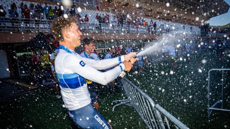 Elian Paccagnella ließ die Sektkorken knallen. © ANSA / MAXIME SCHMID