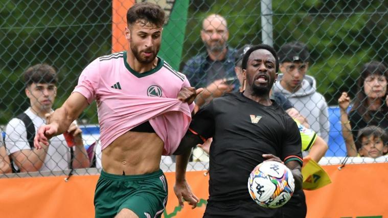 Eljon Toci (à g.) en duel avec Ridgeciano Haps lors du match amical contre Venise.