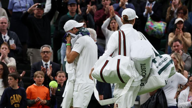Es waren herzzerreißende Szenen: Jannik Sinner trägt Grigor Dimitrovs Tasche vom Platz. © APA/afp / ADRIAN DENNIS