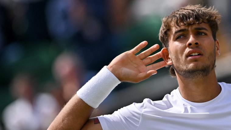 Flavio Cobolli steht im Viertelfinale von Wimbledon. © APA/afp / GLYN KIRK