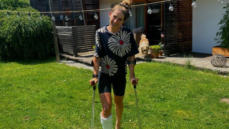 Greta Seiwald at home in Pichl: After just one week, she was able to remove the cast and replace it with a walker.