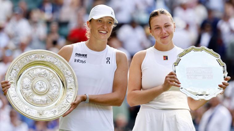 Iga Swiatek hatte ein paar nette Worte für ihre schwer geschlagene Finalkonkurrentin Amanda Anisimova (r.) parat. © ANSA / TOLGA AKMEN