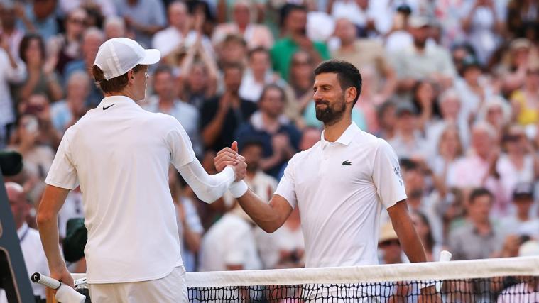 Jannik Sinner (à gauche) a une fois de plus démontré sa grandeur face à Novak Djokovic. © APA/afp / HENRY NICHOLLS