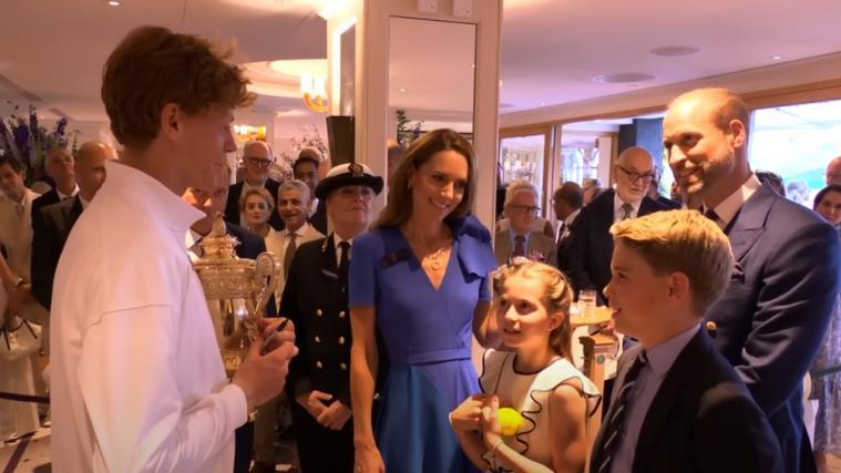 Jannik Sinner (links) mit der königlichen Familie, von links Prinzessin Kate, Prinzessin Charlotte, Prinz George und Kronprinz William. © Screenshot