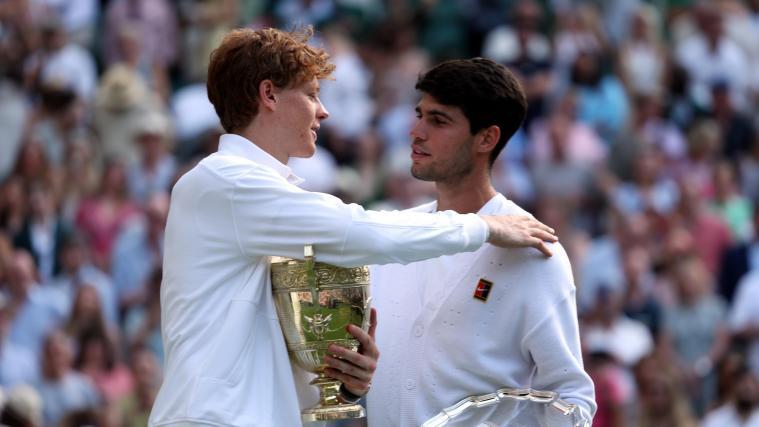 Jannik Sinner (left) and Carlos Alcaraz (right) after the Wimbledon final. © ANSA / NEIL HALL