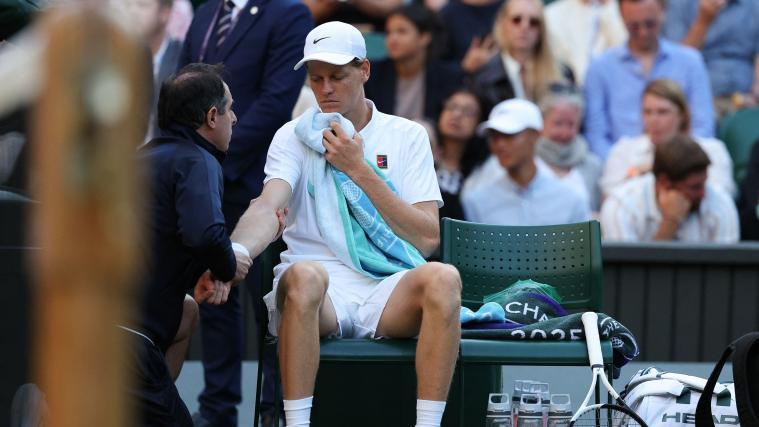 Jannik Sinner musste in seinem Achtelfinalspiel ärztlich behandelt werden. © APA/afp / ADRIAN DENNIS