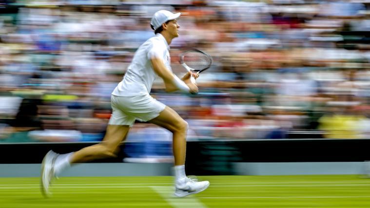 Jannik Sinner rauscht in die nächste Runde. © ANSA / TOLGA AKMEN