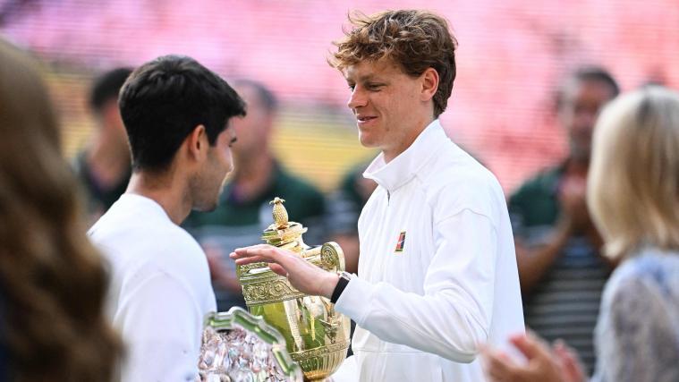 Jannik Sinner (rechts) ist Carlos Alcaraz davongezogen. © APA/afp / KIRILL KUDRYAVTSEV