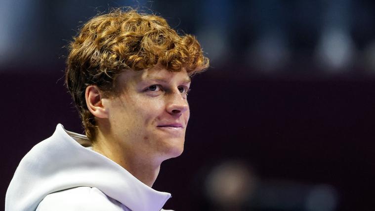 Jannik Sinner schlägt auch heuer in Saudi-Arabien auf. © AFP / FAYEZ NURELDINE