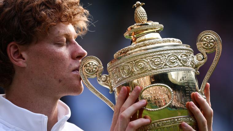 Jannik Sinner schrieb mit seinem Wimbledon-Sieg Geschichte. © APA/afp / HENRY NICHOLLS