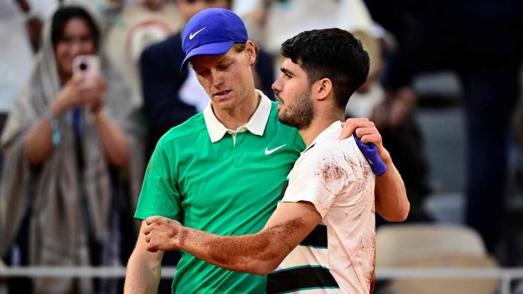 Jannik Sinner und Carlos Alcaraz bei den French Open 2025. © APA/afp / JULIEN DE ROSA