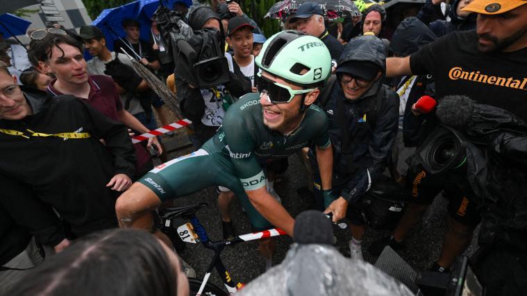 Jonathan Milan freute sich über seinen zweiten Tour-Etappensieg. © APA/afp / DARIO BELINGHERI