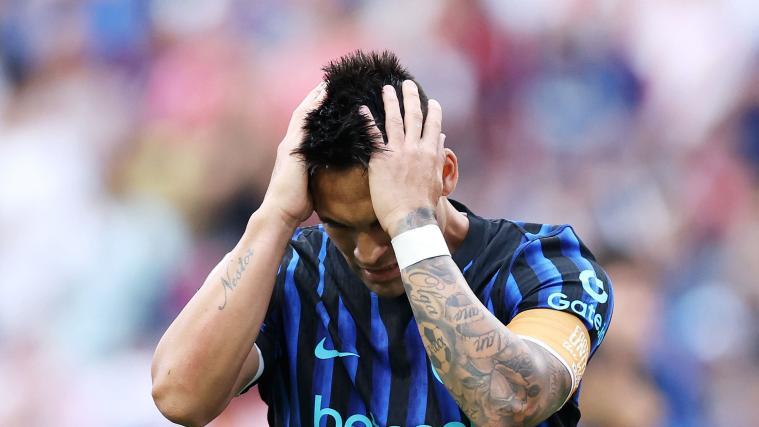 Kapitän Lautaro Martínez  ließ seinen Frust freien Lauf. © APA / BUDA MENDES
