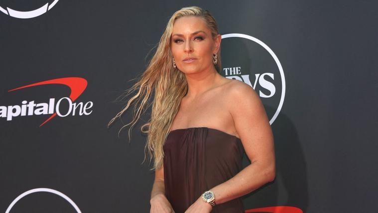 Lindsey Vonn posiert auf großer Bühne. © APA/afp / VALERIE MACON