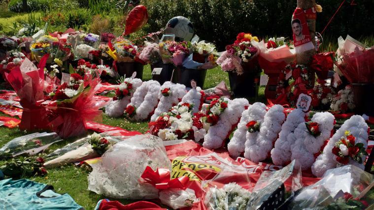 Liverpool fans mourn Diogo Jota. © APA/afp / PAUL BARKER