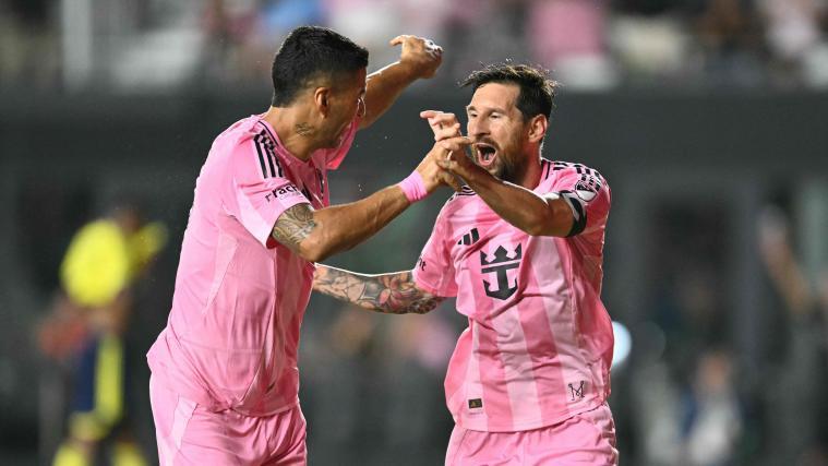 Luis Suárez und Lionel Messi jubeln über einen Treffer für Inter Miami. © APA/afp / CHANDAN KHANNA
