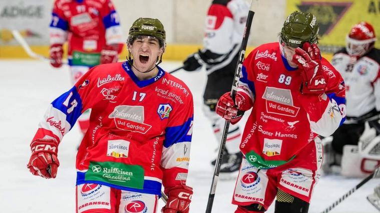 Matteo Luisetti (links) stürmt wieder für den HC Gröden. © Studio Kostner