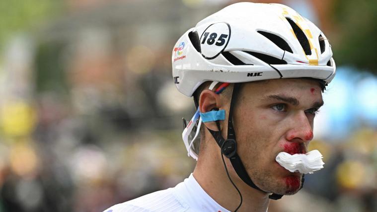 Radprofi Emilien Jeanniere kam am Montag sichtlich gezeichnet ins Ziel. © APA/afp / LOIC VENANCE