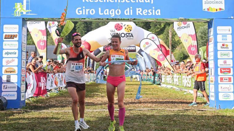 Selbes Bild wie im Vorjahr: Konstantin Wedel und Tereza Hrochova haben auch den Reschenseelauf 2025 für sich entschieden. © Newspower.it