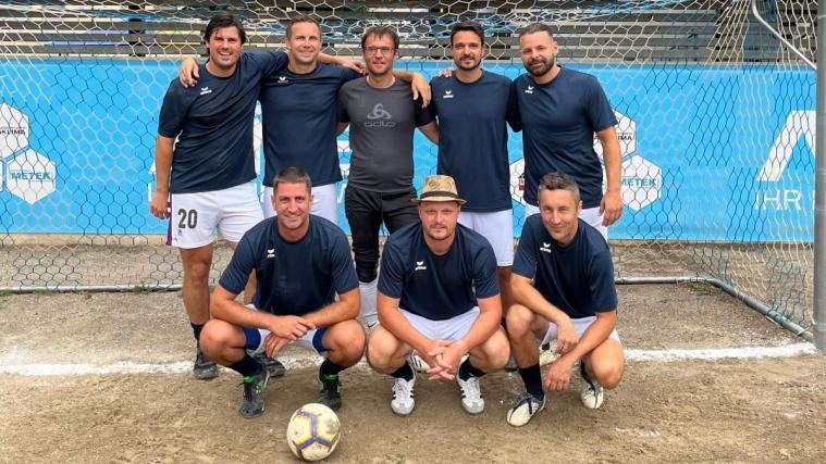 Starspieler beim Legendenturnier: Der ehemalige österreichische Nationalspieler Roman Wallner (Hintere Reihe, erster von rechts)