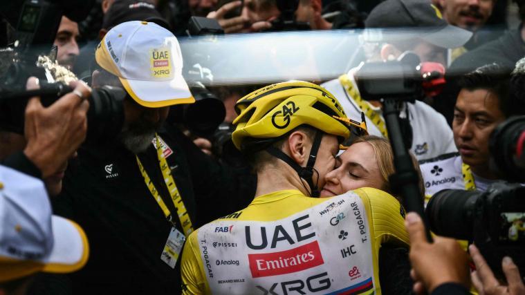 Tadej Pogacar mit seiner Freundin Urska Zigart. © APA/afp / MARCO BERTORELLO