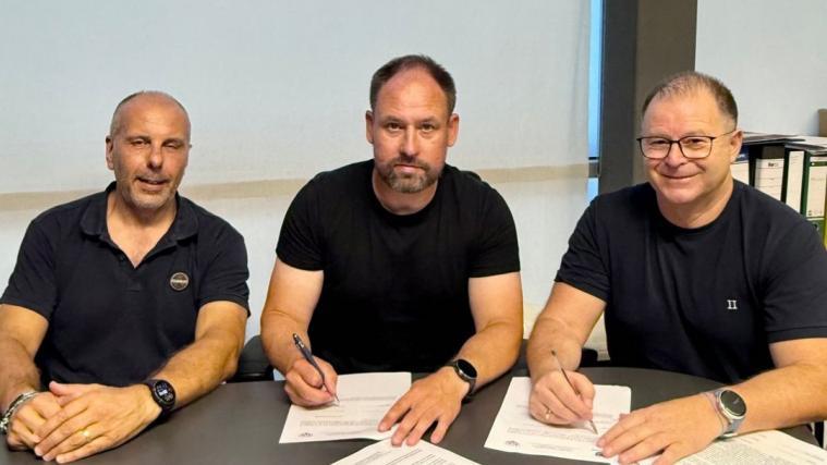 Tuomo Harjula mit den Unterland-Verantwortlichen Paolo Bonazzo (l.) und Karl Pichler (r.).