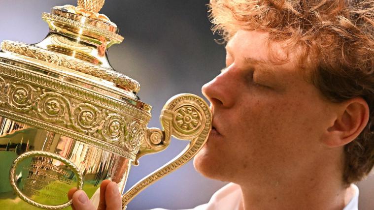 Utopisch: Jannik Sinner mit der Wimbledon-Trophäe. © APA/afp / KIRILL KUDRYAVTSEV