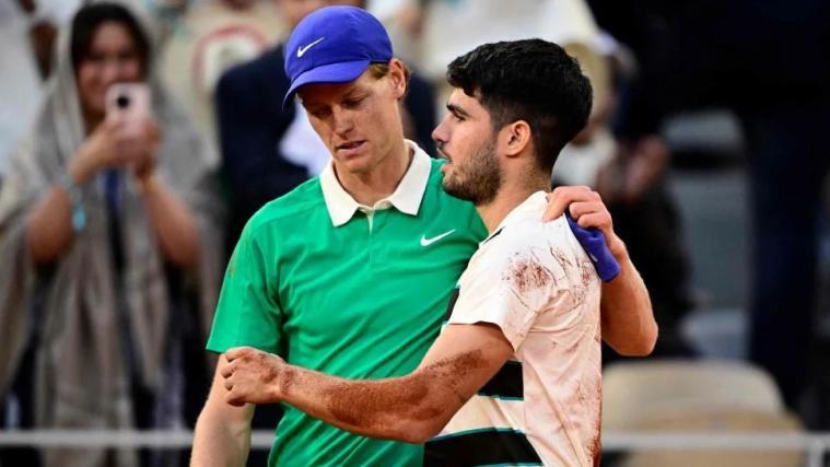 Jannik Sinner und Carlos Alcaraz stehen sich am Sonntag im Finale von Wimbledon gegenüber (ab 17.00 Uhr im SportNews-Liveticker). Die Frage lautet: Gelingt Sinner die Revanche für das Endspiel der French Open oder folgt das nächste spanische Spektaktel? Dolomiten-Sportredakteur Stefan Peer blickt auf den Showdown. © stol
